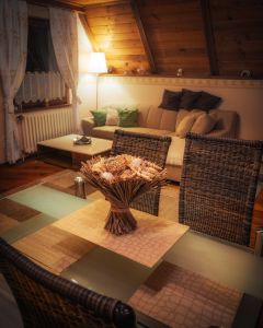 Wohnzimmer mit Esstisch