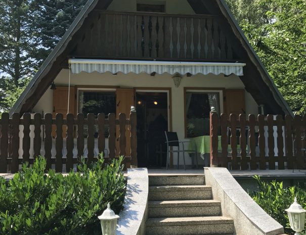 Rückfront Haus mit Treppe