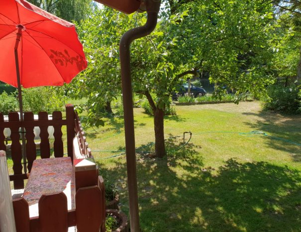kleine Terrasse Blick Richtung Garten
